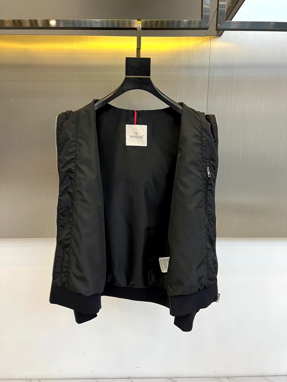 Mon蒙口、2026春夏新品连帽拉链夹克，以极简色调诠释都市机能美学。修身短款廓形适配多元身形，连帽设计