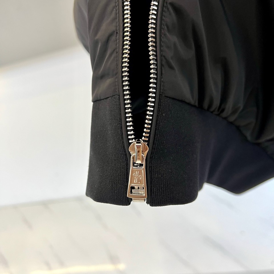 Mon蒙口、2026春夏新品连帽拉链夹克，以极简色调诠释都市机能美学。修身短款廓形适配多元身形，连帽设计