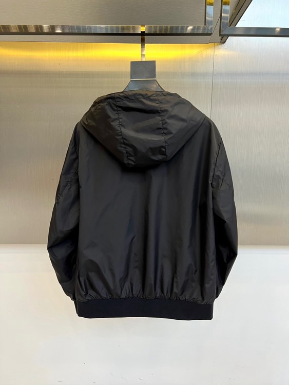 Mon蒙口、2026春夏新品连帽拉链夹克，以极简色调诠释都市机能美学。修身短款廓形适配多元身形，连帽设计