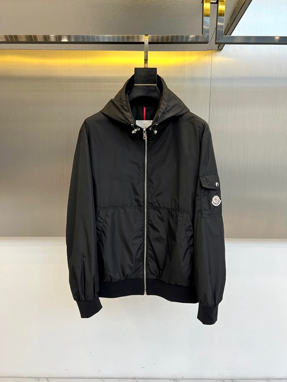 Mon蒙口、2026春夏新品连帽拉链夹克，以极简色调诠释都市机能美学。修身短款廓形适配多元身形，连帽设计