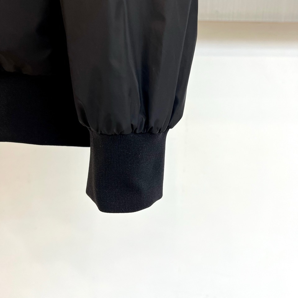 Mon蒙口、2026春夏新品连帽拉链夹克，以极简色调诠释都市机能美学。修身短款廓形适配多元身形，连帽设计