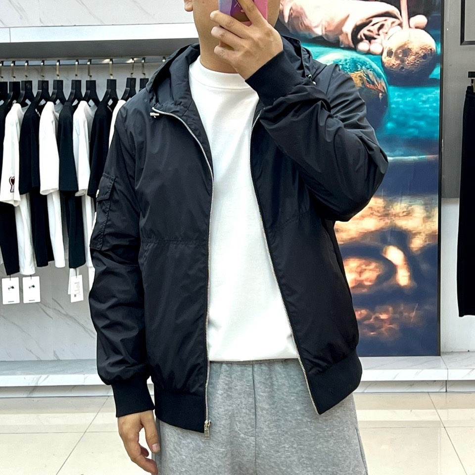 Mon蒙口、2026春夏新品连帽拉链夹克，以极简色调诠释都市机能美学。修身短款廓形适配多元身形，连帽设计