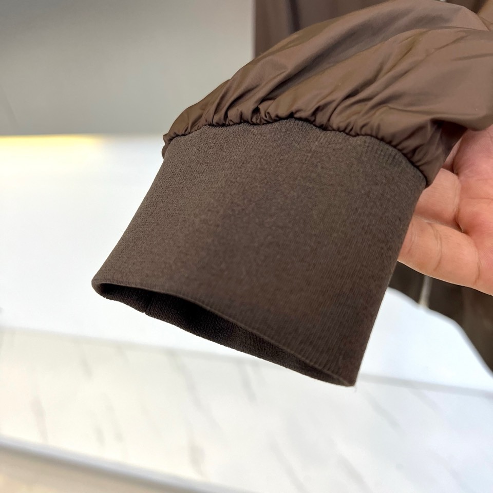 Mon蒙口、2026春夏新品连帽拉链夹克，以极简色调诠释都市机能美学。修身短款廓形适配多元身形，连帽设计