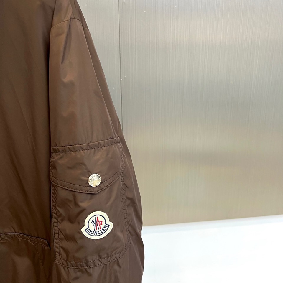 Mon蒙口、2026春夏新品连帽拉链夹克，以极简色调诠释都市机能美学。修身短款廓形适配多元身形，连帽设计