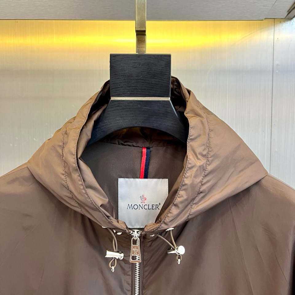 Mon蒙口、2026春夏新品连帽拉链夹克，以极简色调诠释都市机能美学。修身短款廓形适配多元身形，连帽设计