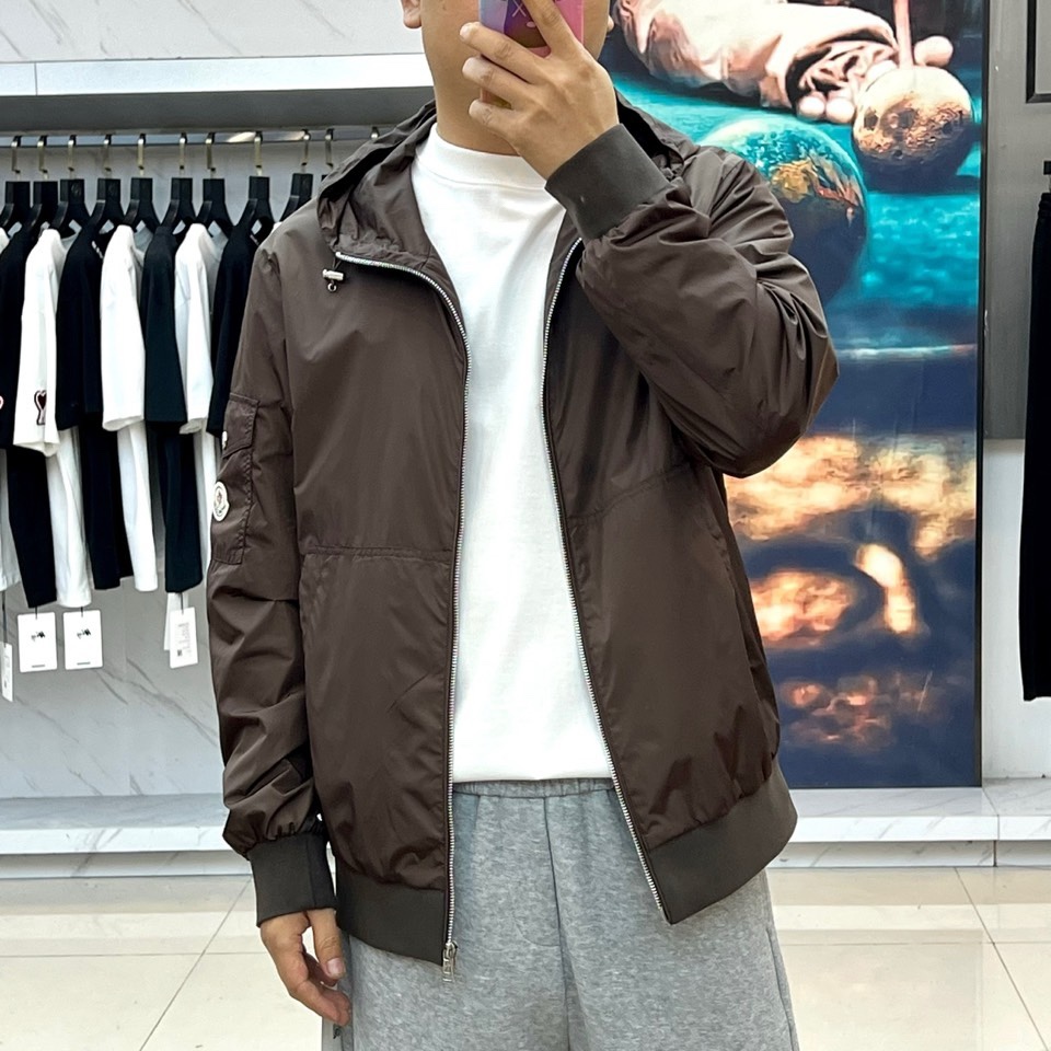 Mon蒙口、2026春夏新品连帽拉链夹克，以极简色调诠释都市机能美学。修身短款廓形适配多元身形，连帽设计