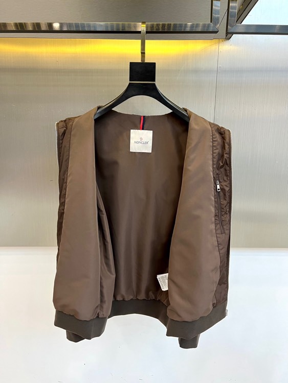 Mon蒙口、2026春夏新品连帽拉链夹克，以极简色调诠释都市机能美学。修身短款廓形适配多元身形，连帽设计