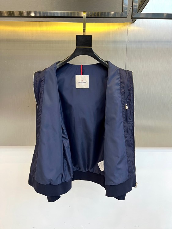 Mon蒙口、2026春夏新品连帽拉链夹克，以极简色调诠释都市机能美学。修身短款廓形适配多元身形，连帽设计