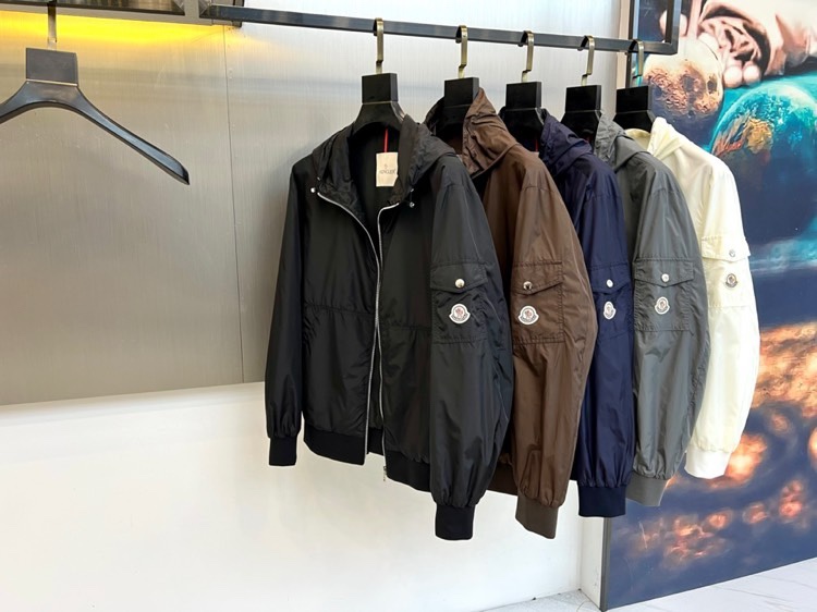 Mon蒙口、2026春夏新品连帽拉链夹克，以极简色调诠释都市机能美学。修身短款廓形适配多元身形，连帽设计