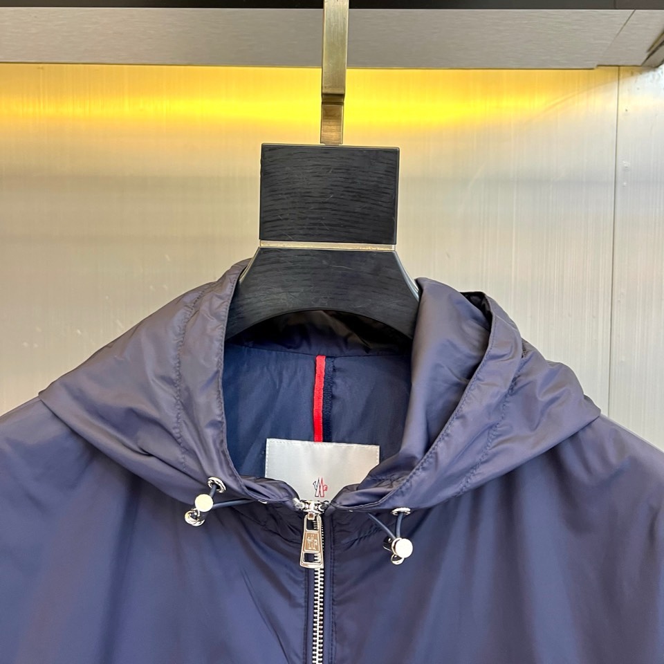 Mon蒙口、2026春夏新品连帽拉链夹克，以极简色调诠释都市机能美学。修身短款廓形适配多元身形，连帽设计