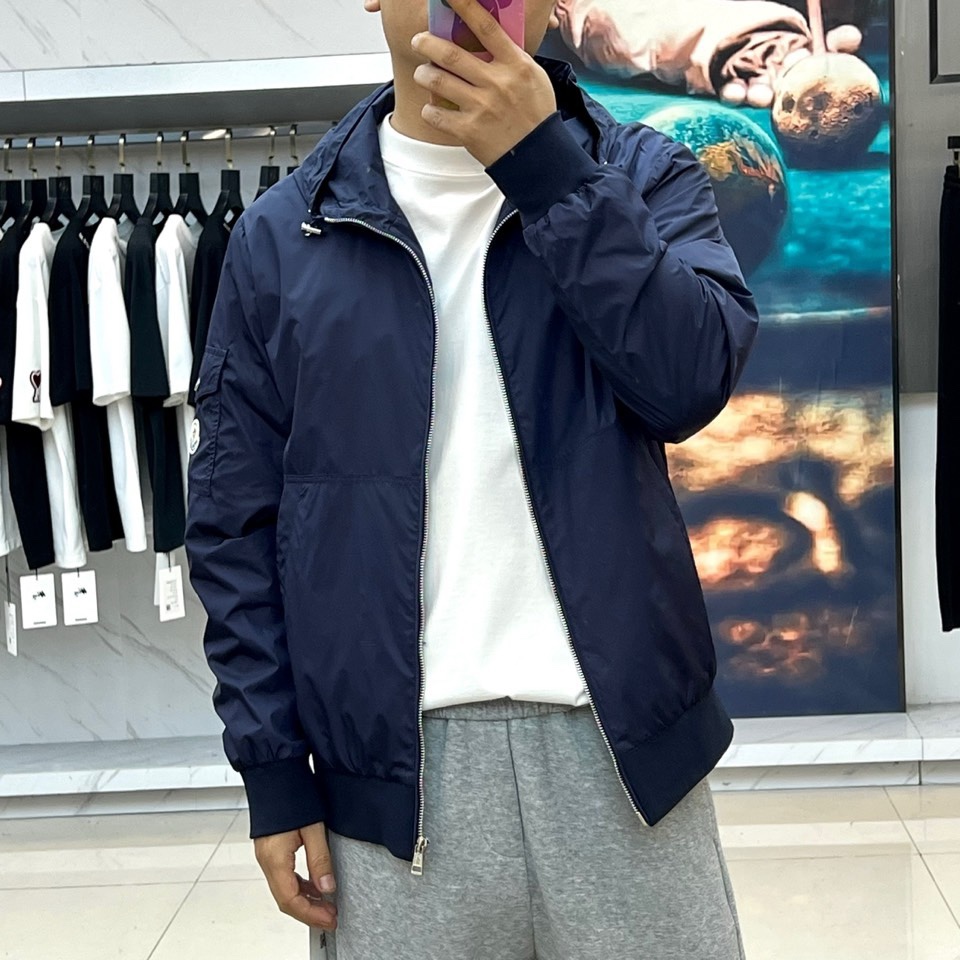 Mon蒙口、2026春夏新品连帽拉链夹克，以极简色调诠释都市机能美学。修身短款廓形适配多元身形，连帽设计