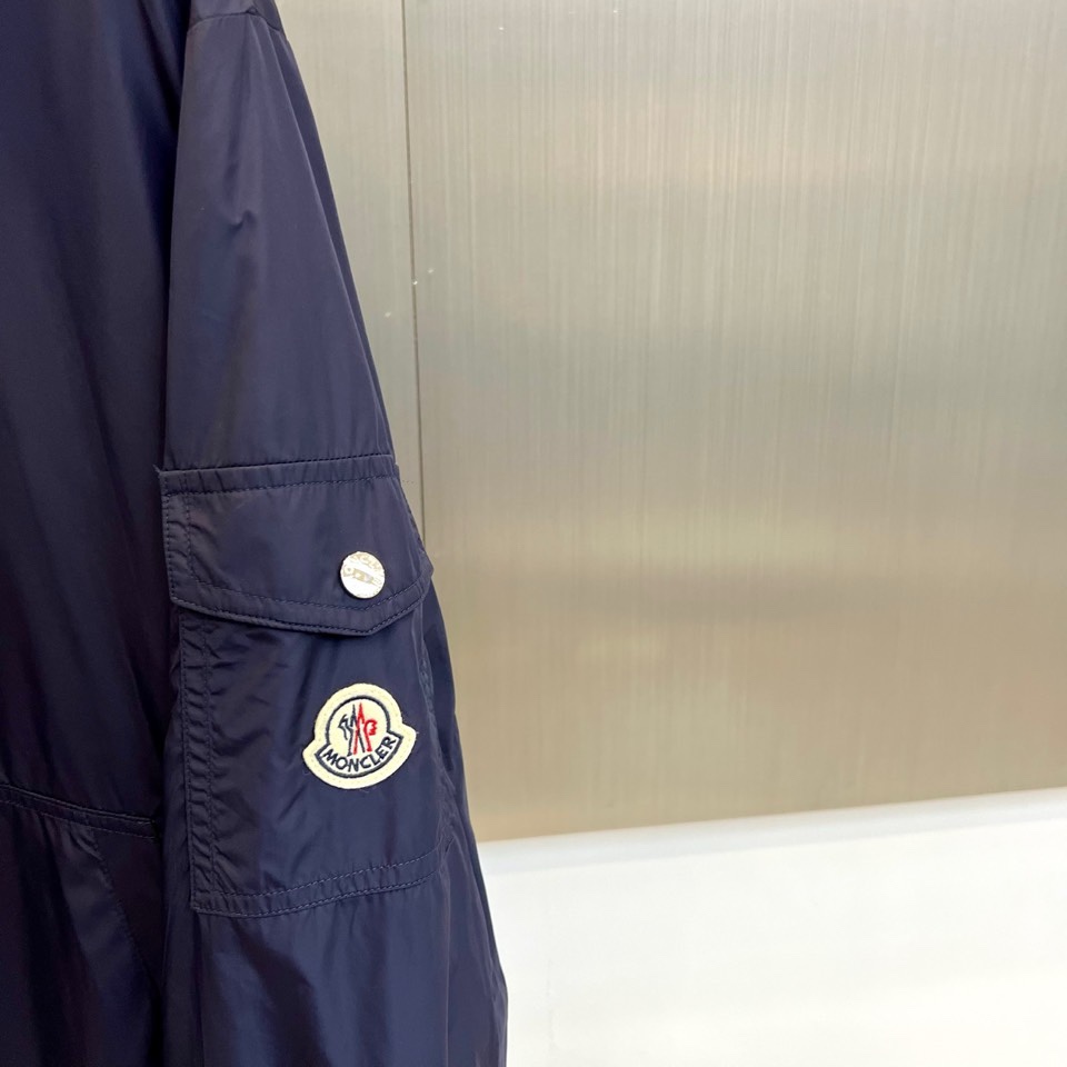 Mon蒙口、2026春夏新品连帽拉链夹克，以极简色调诠释都市机能美学。修身短款廓形适配多元身形，连帽设计