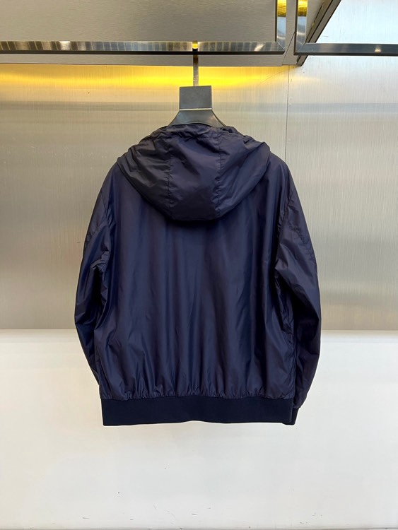 Mon蒙口、2026春夏新品连帽拉链夹克，以极简色调诠释都市机能美学。修身短款廓形适配多元身形，连帽设计