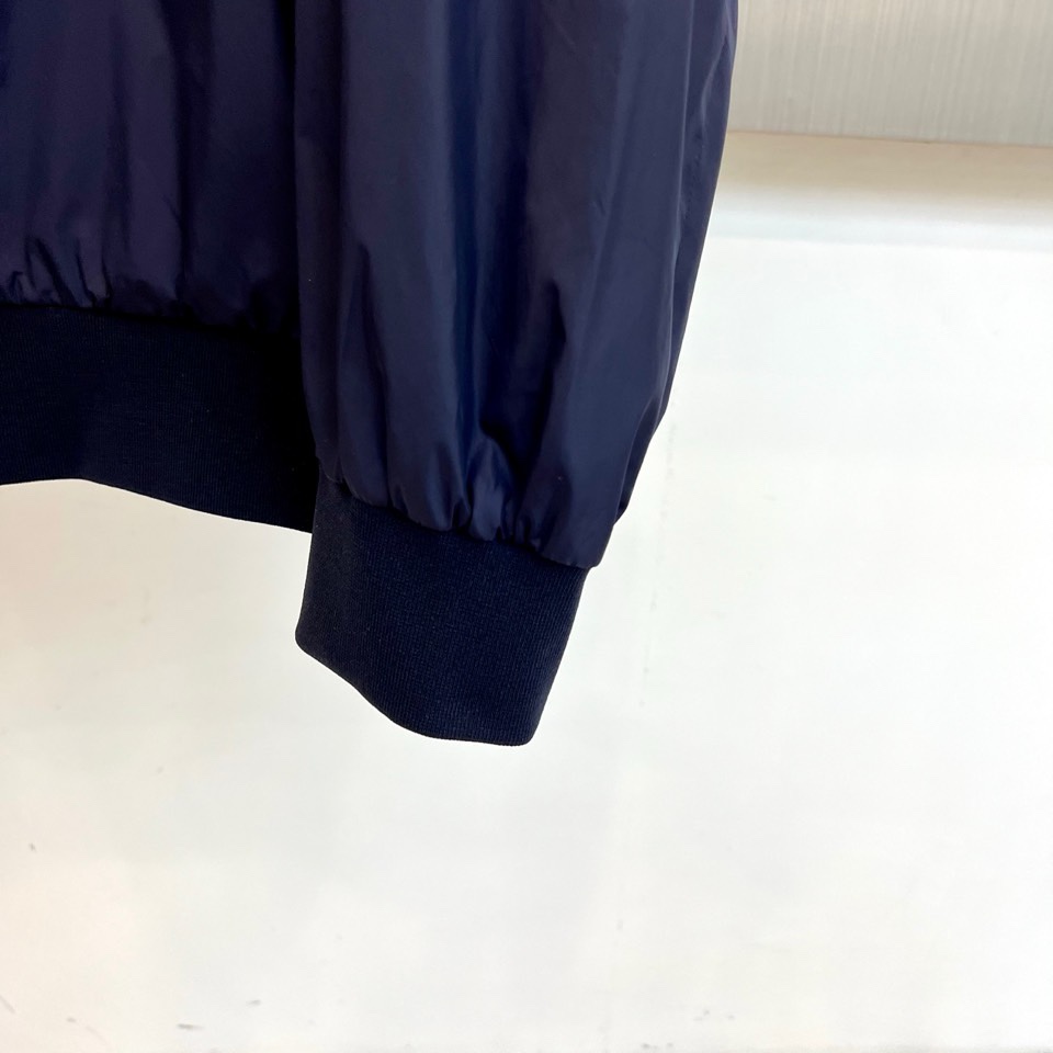 Mon蒙口、2026春夏新品连帽拉链夹克，以极简色调诠释都市机能美学。修身短款廓形适配多元身形，连帽设计