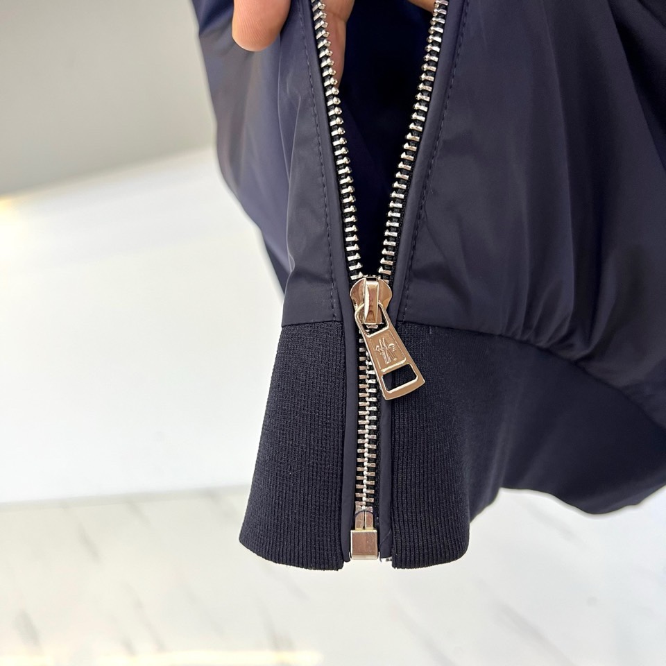 Mon蒙口、2026春夏新品连帽拉链夹克，以极简色调诠释都市机能美学。修身短款廓形适配多元身形，连帽设计