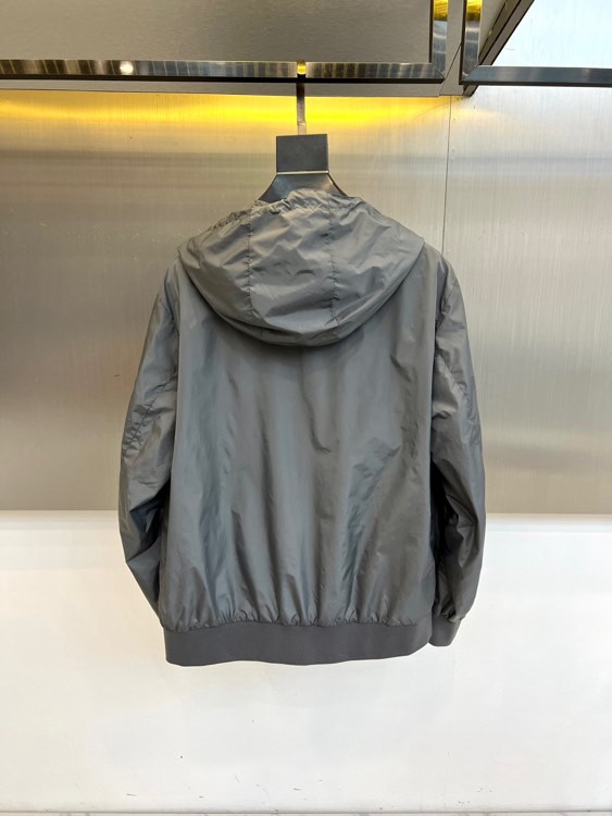 Mon蒙口、2026春夏新品连帽拉链夹克，以极简色调诠释都市机能美学。修身短款廓形适配多元身形，连帽设计