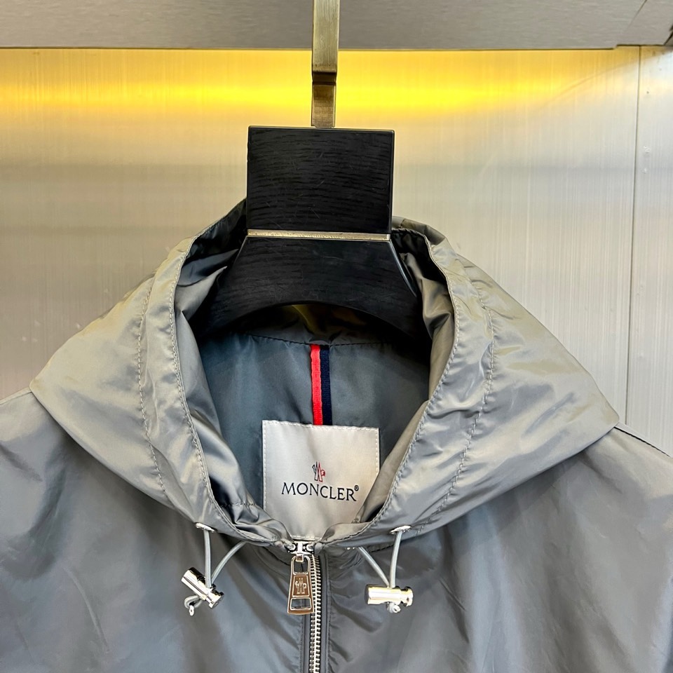 Mon蒙口、2026春夏新品连帽拉链夹克，以极简色调诠释都市机能美学。修身短款廓形适配多元身形，连帽设计