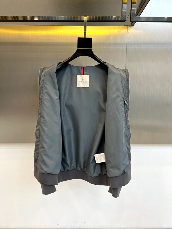 Mon蒙口、2026春夏新品连帽拉链夹克，以极简色调诠释都市机能美学。修身短款廓形适配多元身形，连帽设计