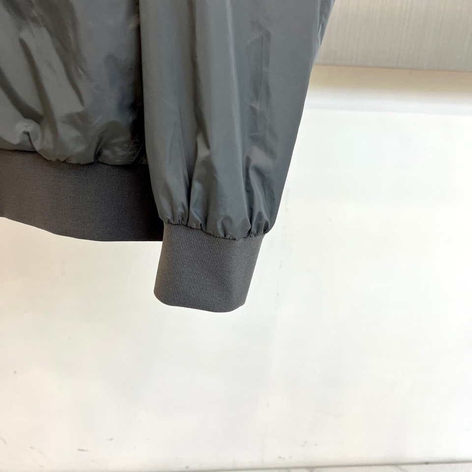 Mon蒙口、2026春夏新品连帽拉链夹克，以极简色调诠释都市机能美学。修身短款廓形适配多元身形，连帽设计