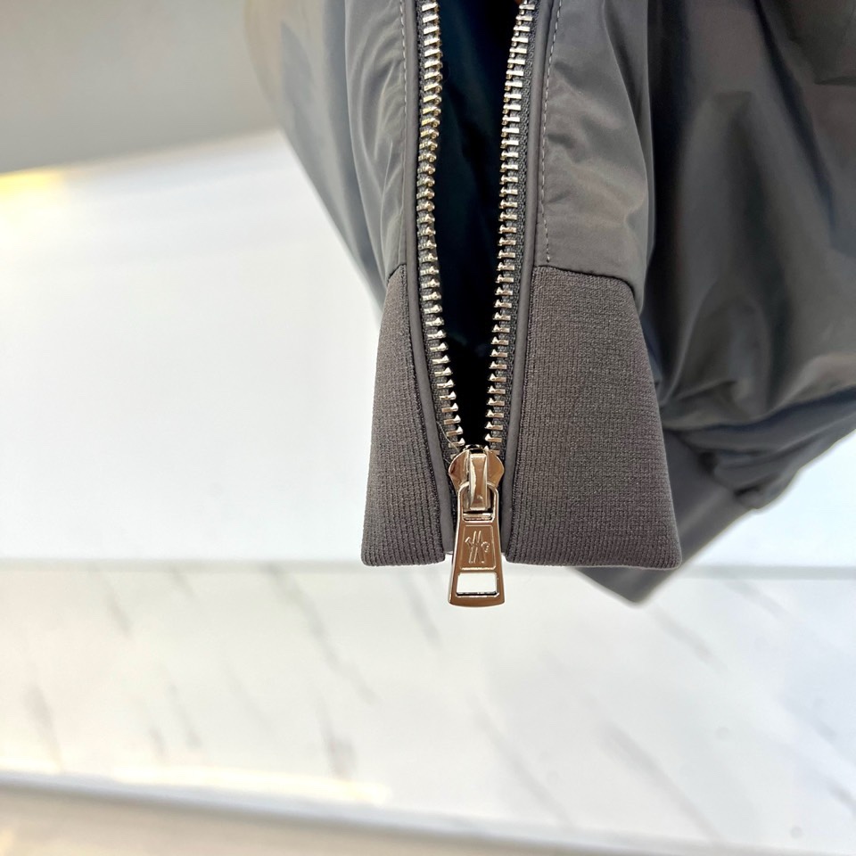 Mon蒙口、2026春夏新品连帽拉链夹克，以极简色调诠释都市机能美学。修身短款廓形适配多元身形，连帽设计