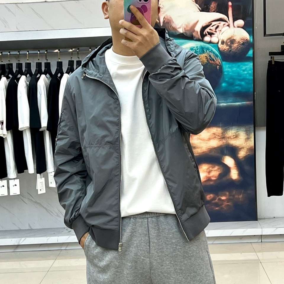 Mon蒙口、2026春夏新品连帽拉链夹克，以极简色调诠释都市机能美学。修身短款廓形适配多元身形，连帽设计