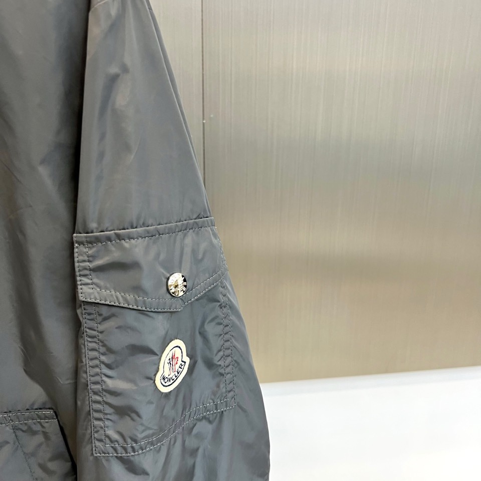 Mon蒙口、2026春夏新品连帽拉链夹克，以极简色调诠释都市机能美学。修身短款廓形适配多元身形，连帽设计