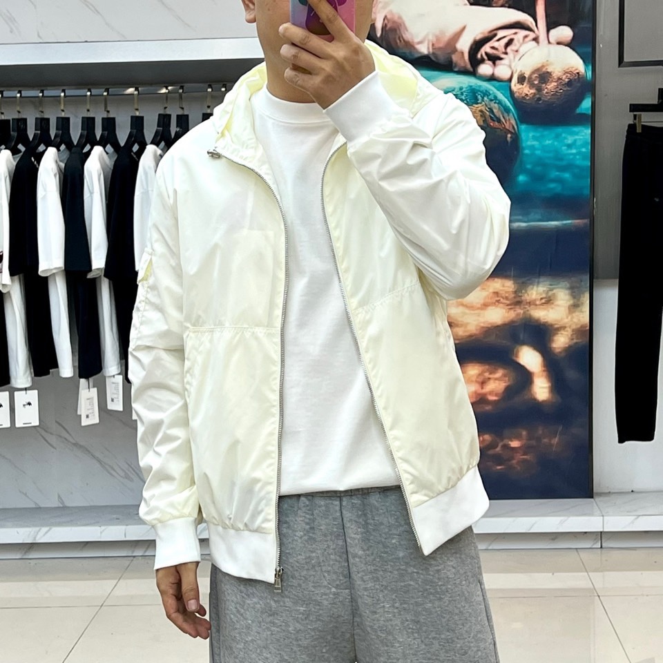 Mon蒙口、2026春夏新品连帽拉链夹克，以极简色调诠释都市机能美学。修身短款廓形适配多元身形，连帽设计