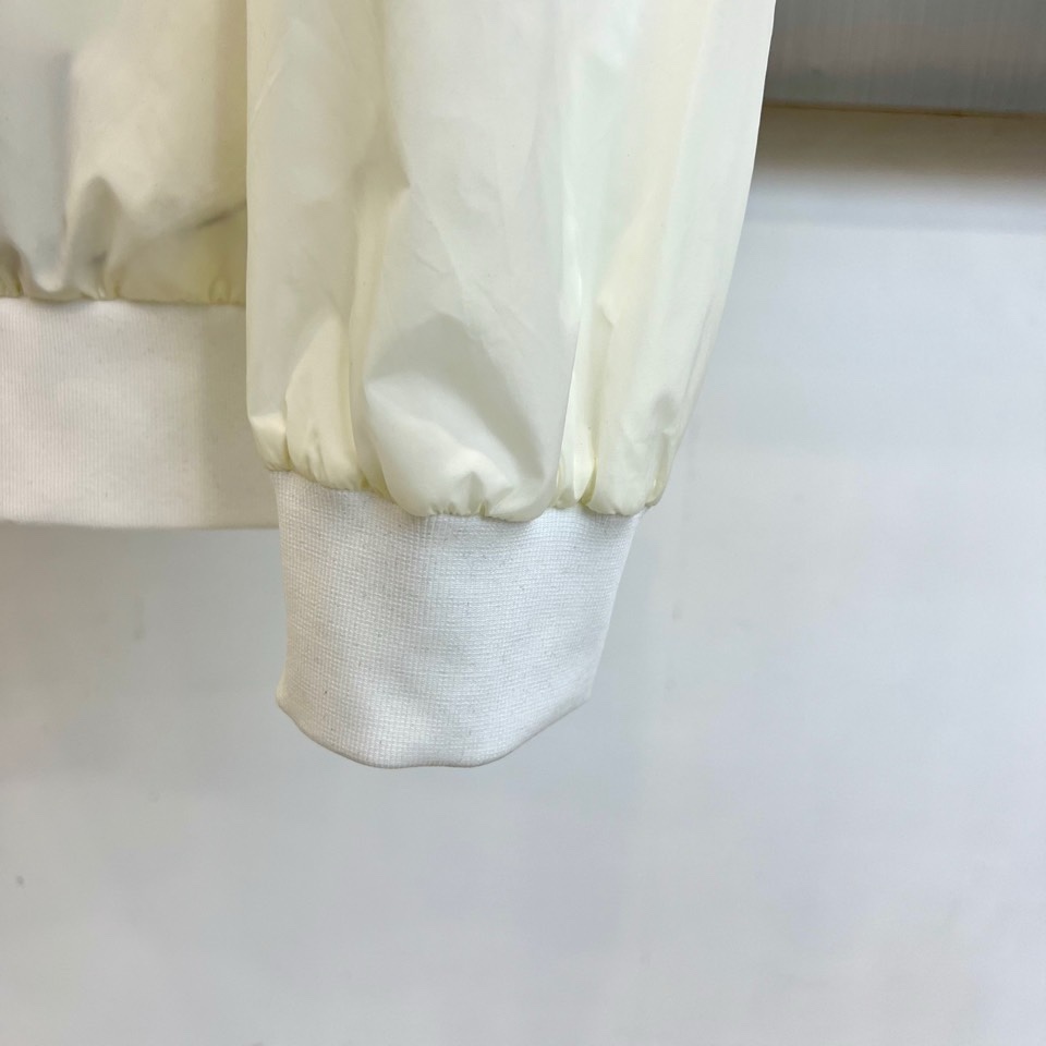 Mon蒙口、2026春夏新品连帽拉链夹克，以极简色调诠释都市机能美学。修身短款廓形适配多元身形，连帽设计