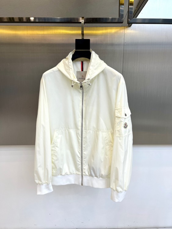 Mon蒙口、2026春夏新品连帽拉链夹克，以极简色调诠释都市机能美学。修身短款廓形适配多元身形，连帽设计