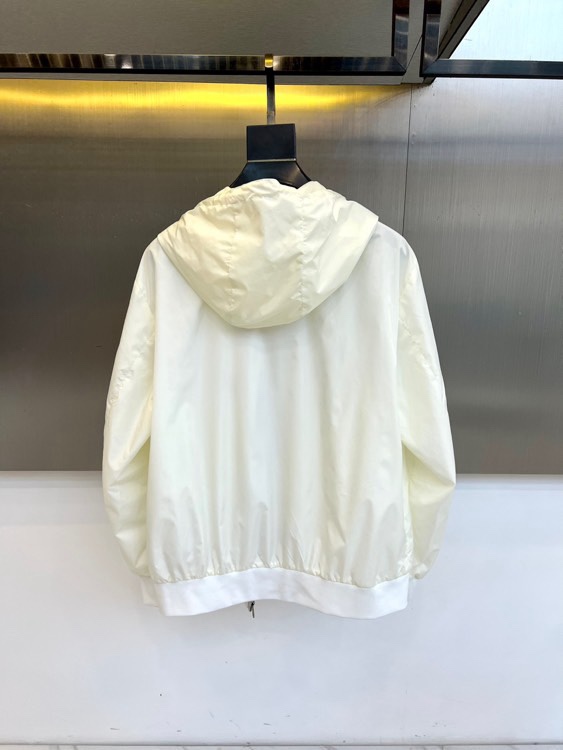 Mon蒙口、2026春夏新品连帽拉链夹克，以极简色调诠释都市机能美学。修身短款廓形适配多元身形，连帽设计