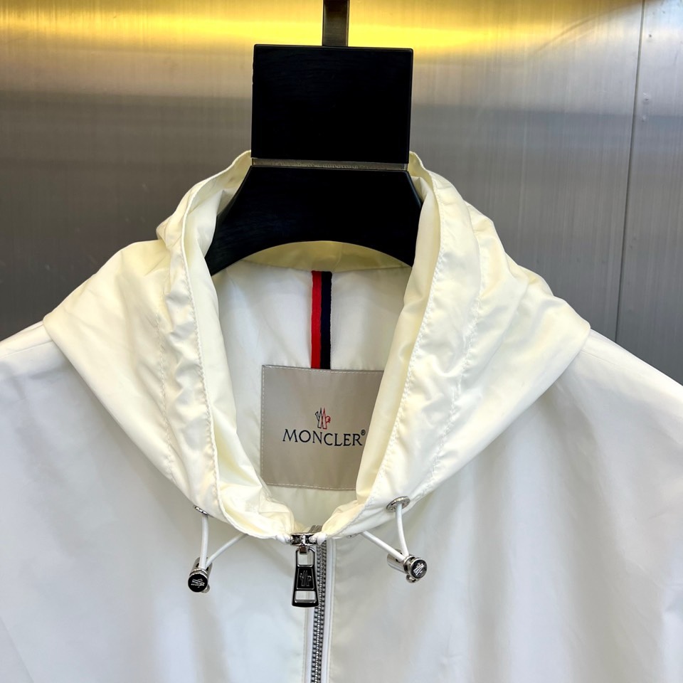 Mon蒙口、2026春夏新品连帽拉链夹克，以极简色调诠释都市机能美学。修身短款廓形适配多元身形，连帽设计