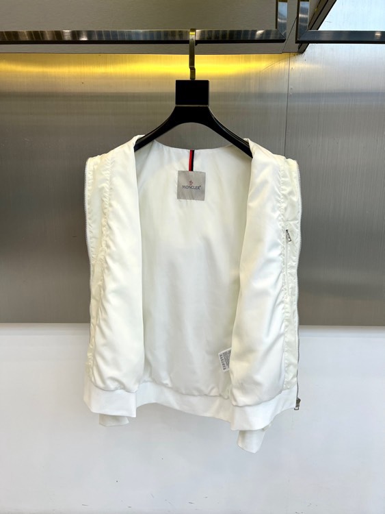 Mon蒙口、2026春夏新品连帽拉链夹克，以极简色调诠释都市机能美学。修身短款廓形适配多元身形，连帽设计