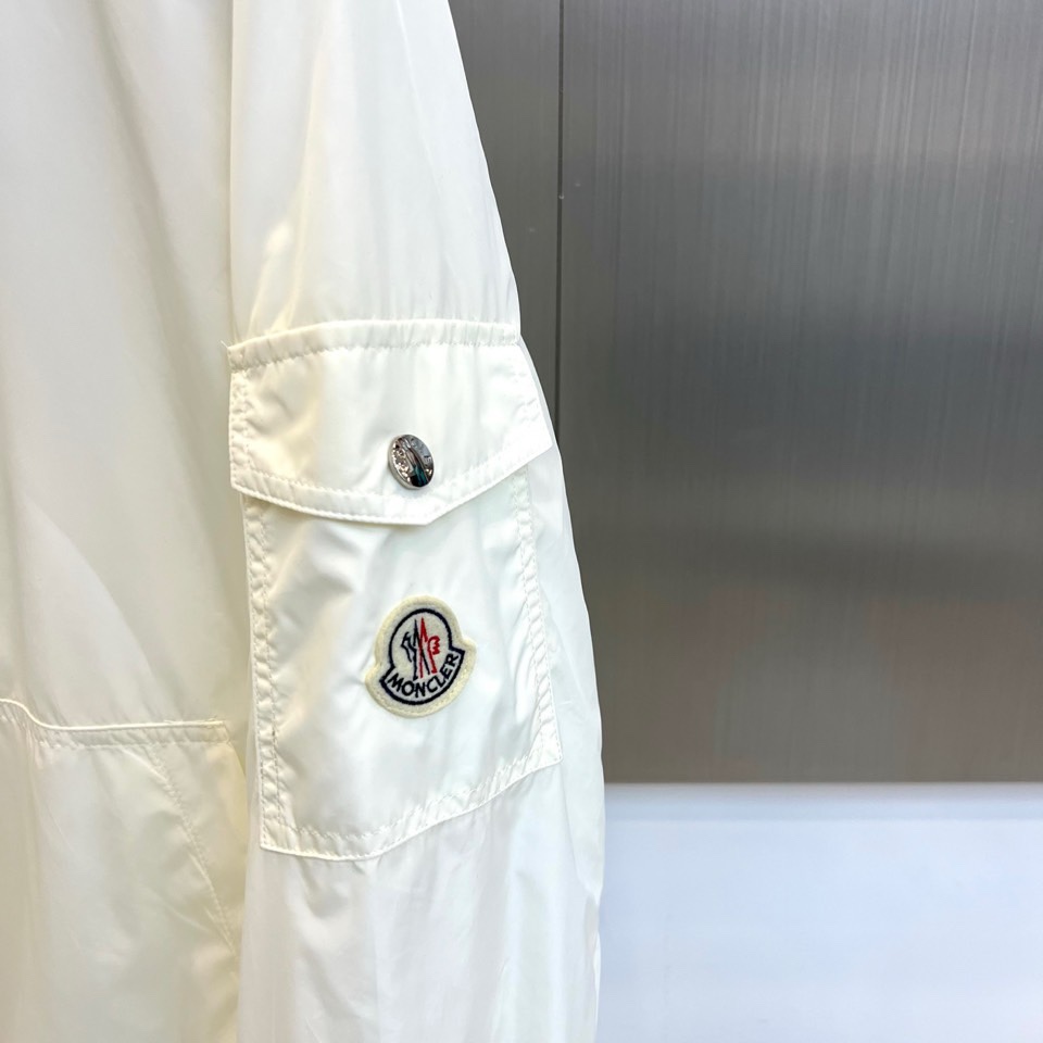 Mon蒙口、2026春夏新品连帽拉链夹克，以极简色调诠释都市机能美学。修身短款廓形适配多元身形，连帽设计