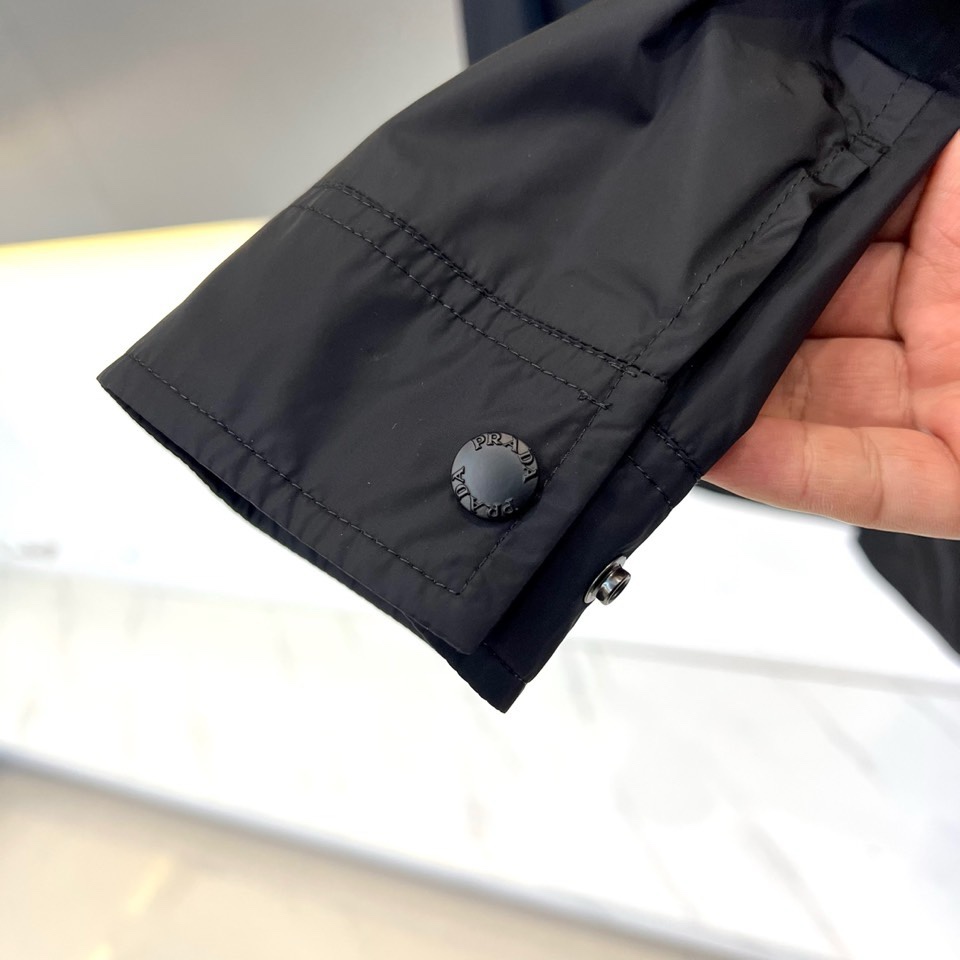 Prad普拉达、2026春夏男士夹克，以简约线条重塑都市机能美学。款式采用衬衫式翻领与利落宽松剪裁，门襟