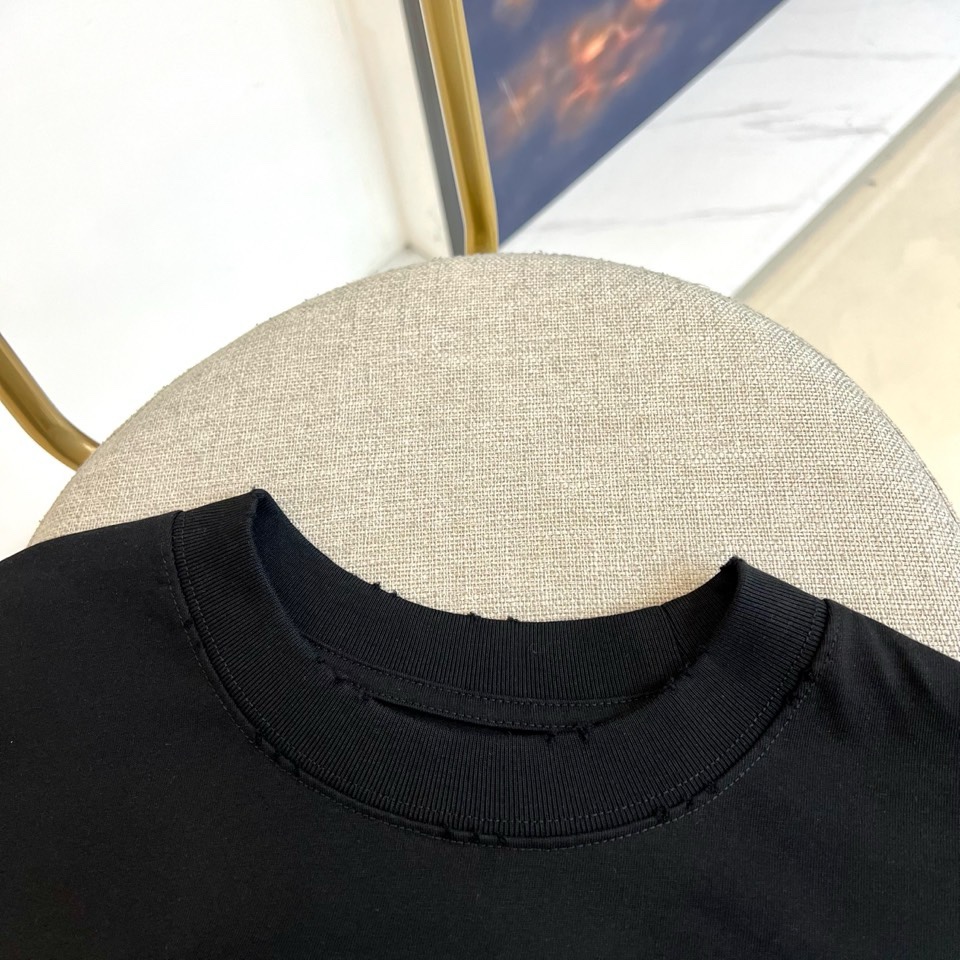 Chrome Herad克罗心、2026春夏新品简约风圆领长袖T恤，纯净底色，打造高级百搭的衣橱刚需。版