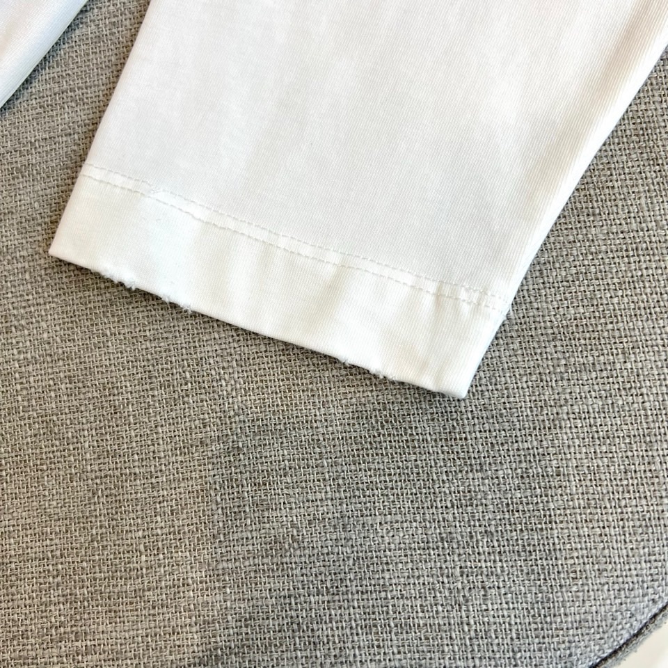 Chrome Herad克罗心、2026春夏新品简约风圆领长袖T恤，纯净底色，打造高级百搭的衣橱刚需。版