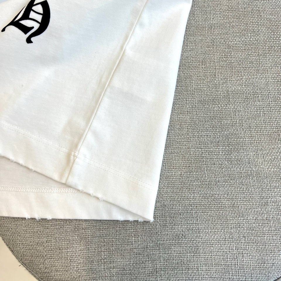 Chrome Herad克罗心、2026春夏新品简约风圆领长袖T恤，纯净底色，打造高级百搭的衣橱刚需。版