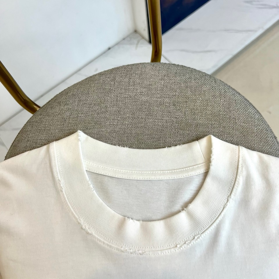 Chrome Herad克罗心、2026春夏新品简约风圆领长袖T恤，纯净底色，打造高级百搭的衣橱刚需。版