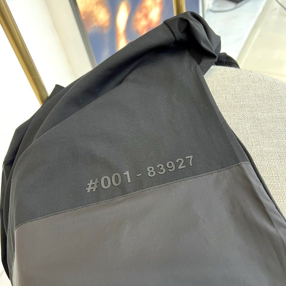 Mon蒙口、2026春夏新品长袖T恤，以经典圆领与利落长袖剪裁，诠释都市休闲风尚。其设计亮点在于领口处精