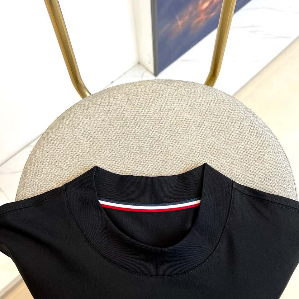 Mon蒙口、2026春夏新品长袖T恤，以经典圆领与利落长袖剪裁，诠释都市休闲风尚。其设计亮点在于领口处精