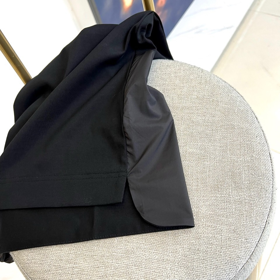 Mon蒙口、2026春夏新品长袖T恤，以经典圆领与利落长袖剪裁，诠释都市休闲风尚。其设计亮点在于领口处精