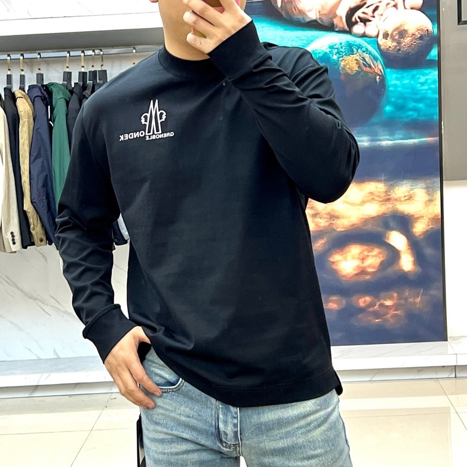 Mon蒙口、2026春夏新品长袖T恤，以经典圆领与利落长袖剪裁，诠释都市休闲风尚。其设计亮点在于领口处精