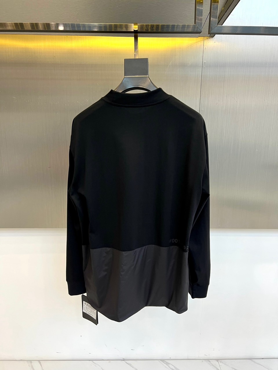 Mon蒙口、2026春夏新品长袖T恤，以经典圆领与利落长袖剪裁，诠释都市休闲风尚。其设计亮点在于领口处精