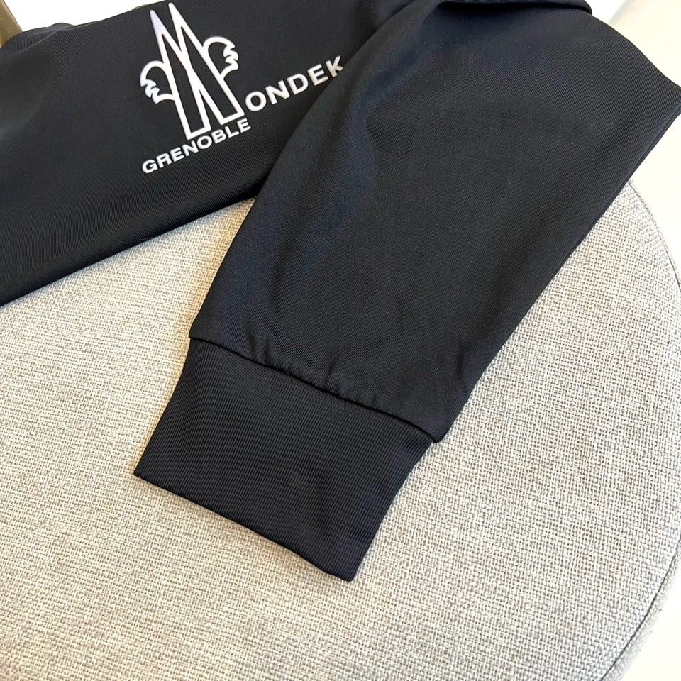 Mon蒙口、2026春夏新品长袖T恤，以经典圆领与利落长袖剪裁，诠释都市休闲风尚。其设计亮点在于领口处精