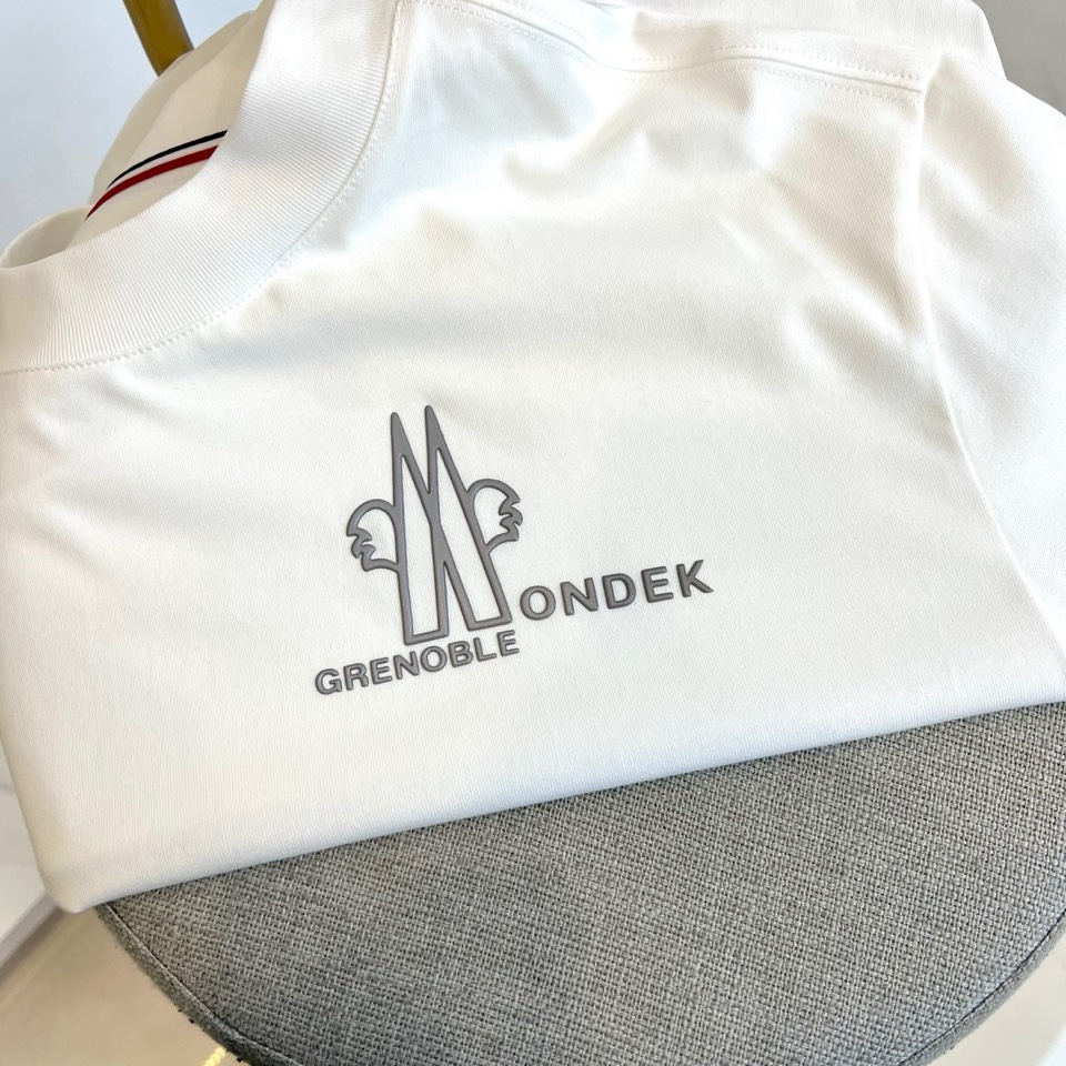 Mon蒙口、2026春夏新品长袖T恤，以经典圆领与利落长袖剪裁，诠释都市休闲风尚。其设计亮点在于领口处精