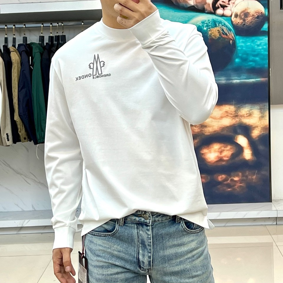 Mon蒙口、2026春夏新品长袖T恤，以经典圆领与利落长袖剪裁，诠释都市休闲风尚。其设计亮点在于领口处精