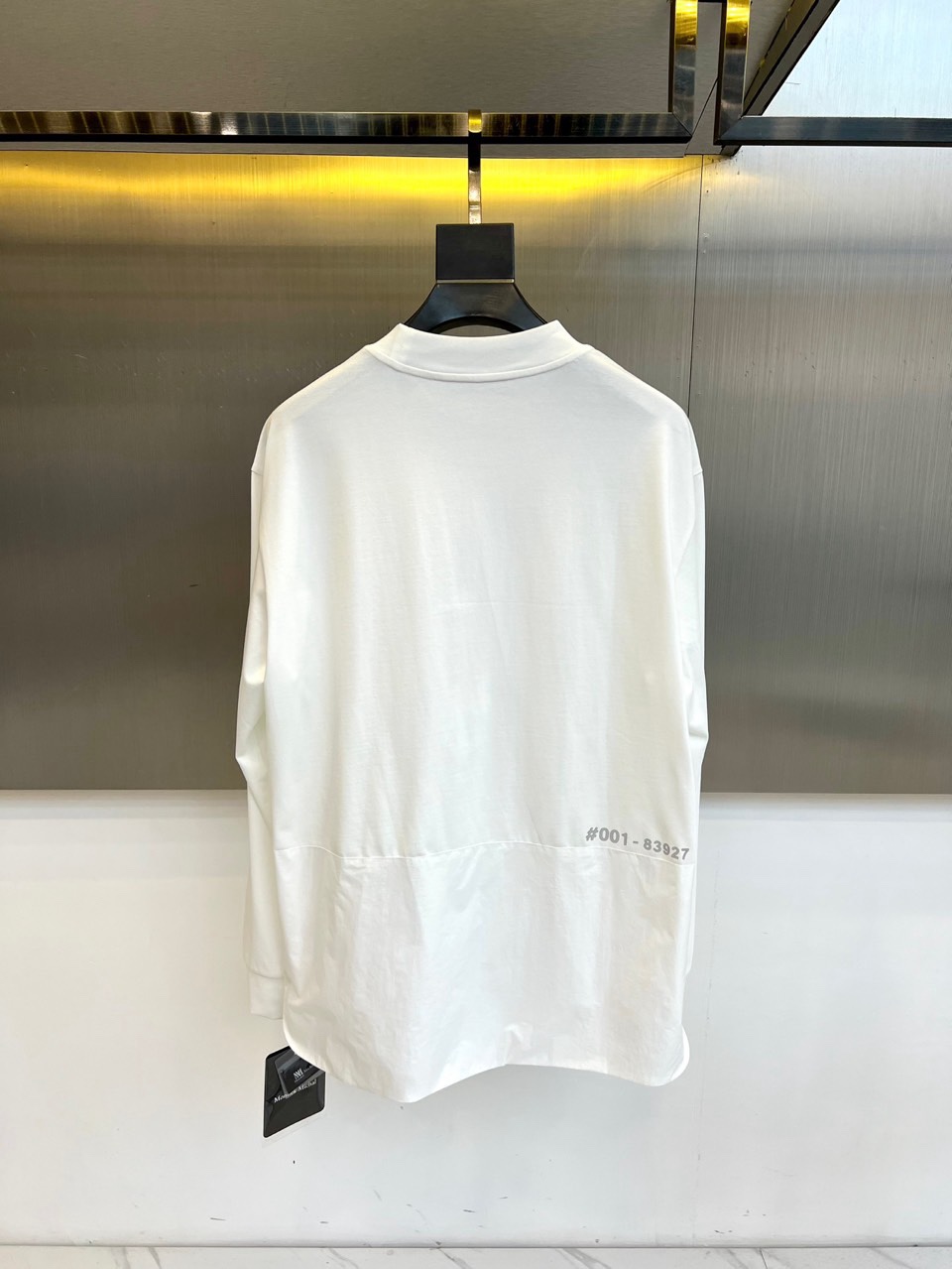 Mon蒙口、2026春夏新品长袖T恤，以经典圆领与利落长袖剪裁，诠释都市休闲风尚。其设计亮点在于领口处精