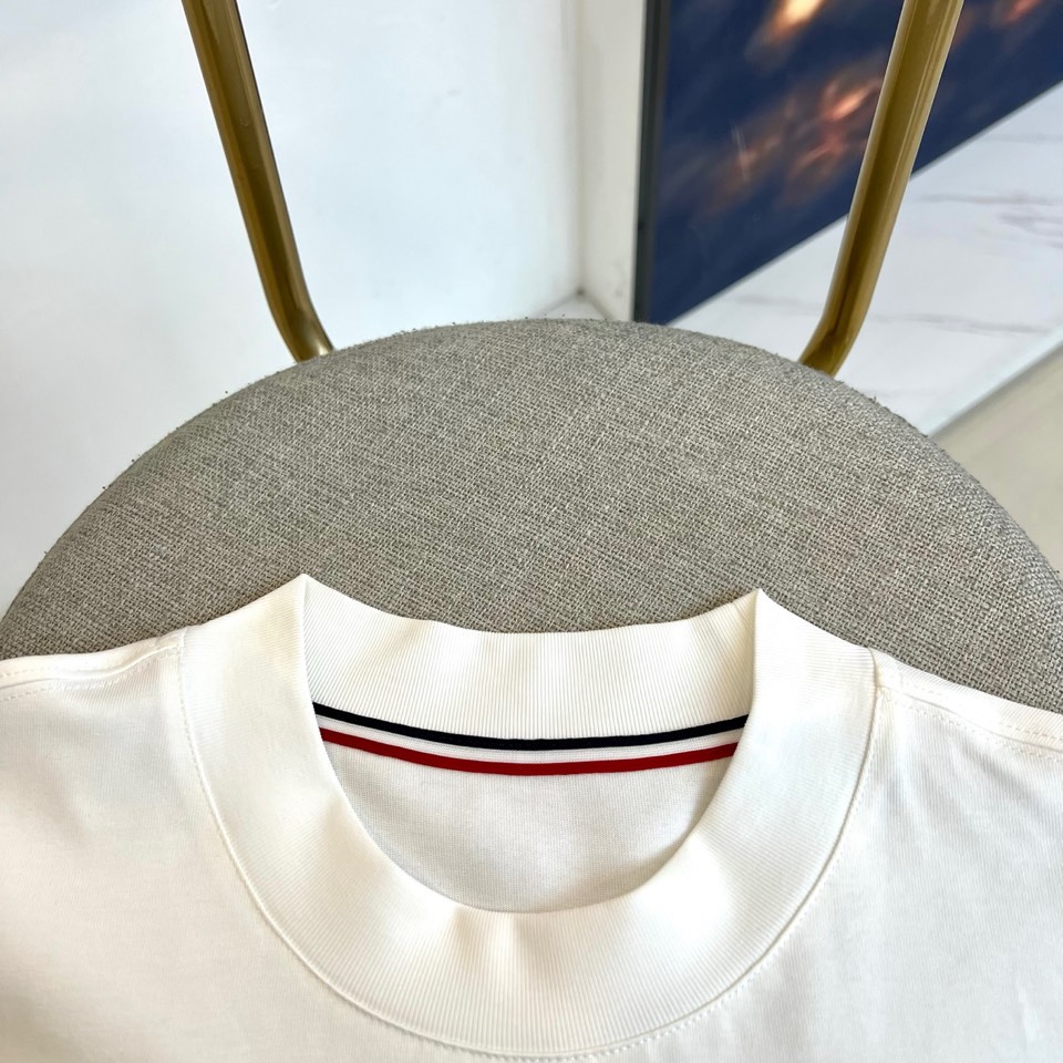 Mon蒙口、2026春夏新品长袖T恤，以经典圆领与利落长袖剪裁，诠释都市休闲风尚。其设计亮点在于领口处精