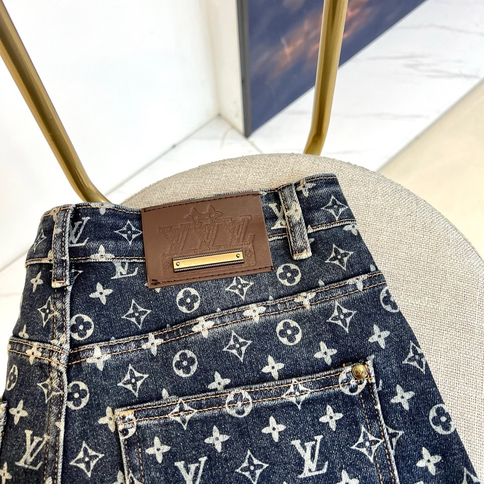 1v威登、2026春夏男士休闲牛仔裤。以标志性Monogram老花图案满印于裤身，展现极具辨识度的品牌美