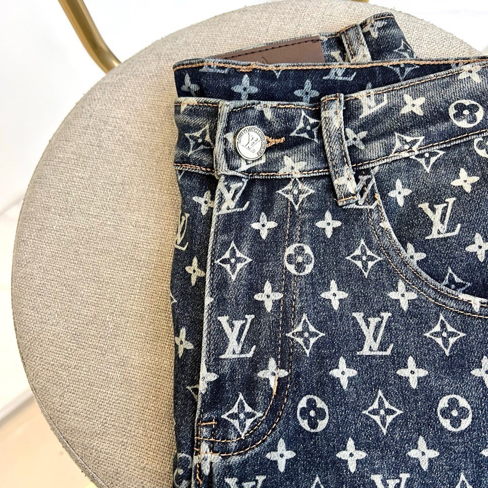 1v威登、2026春夏男士休闲牛仔裤。以标志性Monogram老花图案满印于裤身，展现极具辨识度的品牌美